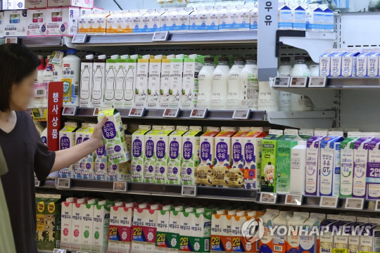 소비자가 한 대형마트에서 우유 제품을 고르고 있다. 연합뉴스